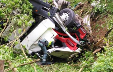 Herido leve un camionero tras volcar en la N-121-A en Almandoz