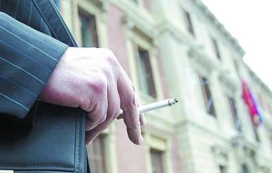 Los espa&ntilde;oles gastan 7.300 millones en tabaco y 3.200 en alcohol al a&ntilde;o