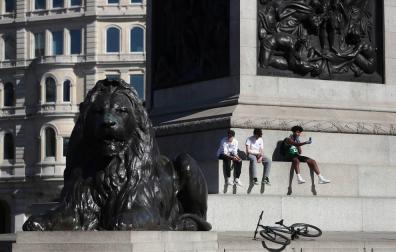 Unos jóvenes, en el centro de Londres este lunes.