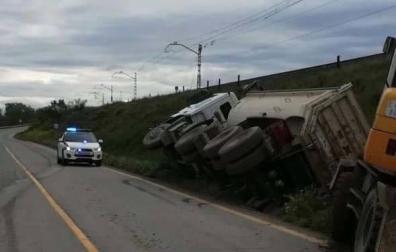 Vuelca un camión articulado cargado de arena cerca de Marcilla