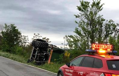 Ileso tras salirse de la vía con su cosechadora y volcar en Murillo el Cuende