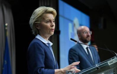La presidenta de la Comisión Europea, Ursula von der Leyen, y el presidente del Consejo Europeo, Charles Michel, durante la rueda de prensa posterior a la reunión por videoconferencia del Consejo Europeo