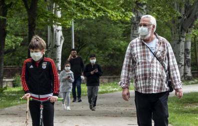 El primer día en el que se permite la salida de menores acompañados a la calle, durante una hora, está transcurriendo con normalidad en Navarra, salvo algunas aglomeraciones de personas en determinadas zonas de Pamplona, han informado fuentes policiales.