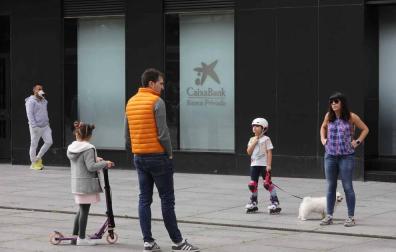 El primer día en el que se permite la salida de menores acompañados a la calle, durante una hora, está transcurriendo con normalidad en Navarra, salvo algunas aglomeraciones de personas en determinadas zonas de Pamplona, han informado fuentes policiales.