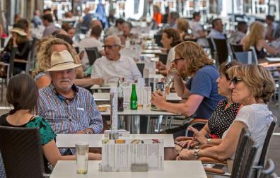 Las terrazas de los bares se llenan tras San Fermín gracias al buen tiempo y el turismo.