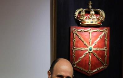 El vicepresidente, Manu Ayerdi, momentos antes de su intervención ayer en el Parlamento.