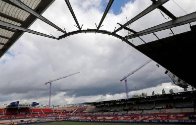 Las obras del estadio avanzan con la retirada de los asientos y las cubiertas
