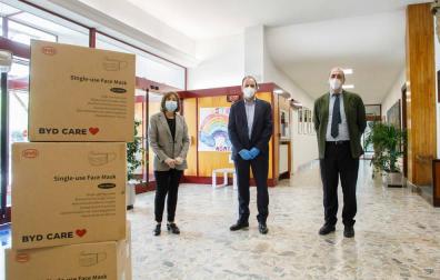 De izquierda a derecha, Puy Maestu, directora de Recursos Humanos de la Casa de Misericordia; Alfonso Eslava, director de Logística de Volkswagen Navarra; y Jesús Cía, director de la casa de Misericordia.