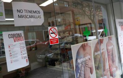 Cartel en el escaparate de una farmacia en Madrid.