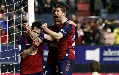 Rubén García celebra el primer gol de Osasuna con Cardona y Brasanac.