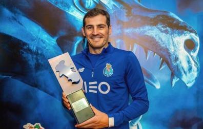 Iker Casillas posa con el trofeo de mejor portero en Portugal.