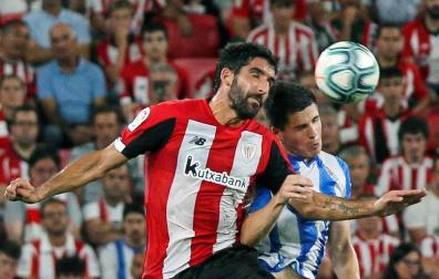 Raúl García e Igor Zubeldia, en el partido de San Mamés del pasado agosto.