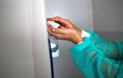 Un sanitario usa gel hidroalcohólico.