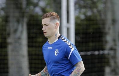 El Chimy Ávila saltó al campo de calentamiento de Tajonar, junto a la entrada, este martes por la tarde.