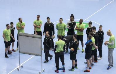 Iñaki Ániz, con su pizarra para explicar las situaciones, en uno de sus últimos entrenamientos con el Helvetia.