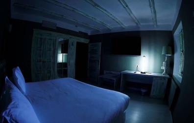 Desinfección con una lampara ultravioleta de una de las habitaciones del hotel El Toro
