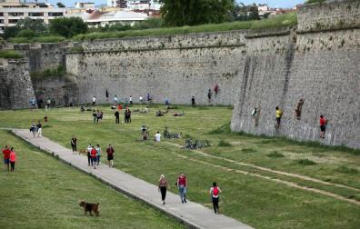 Decenas de ciudadanos, este viernes en los fosos de la Ciudadela de Pamplona.