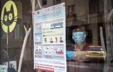 Salud distribuye carteles para prevenir el coronavirus en comercios y hostelería