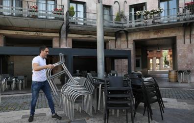 Daniel Errea, de la cervecería La Quinta, apila las sillas de su terraza en la plaza de Yamaguchi.