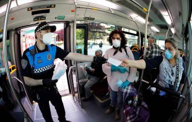 Comienza el reparto de mascarillas para usuarios del transporte en Navarra