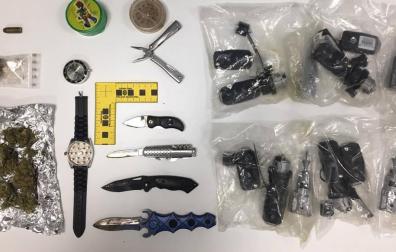 El conductor portaba droga, bombines y varias navajas.