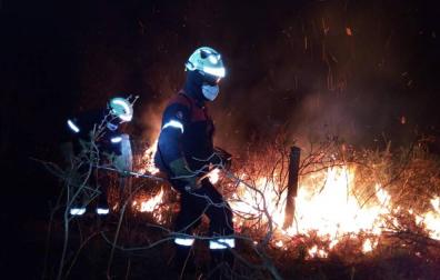 Bomberos, en el incendio del monte Bagordi.