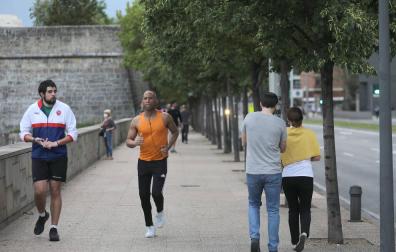 Personas paseando y haciendo deporte por Pamplona.