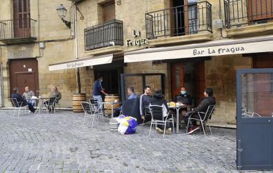 Este lunes, Navarra ha entrado en la fase 1 de la desescalada y numerosos comercios y terrazas de toda la Comunidad foral han reabierto sus puertas.
