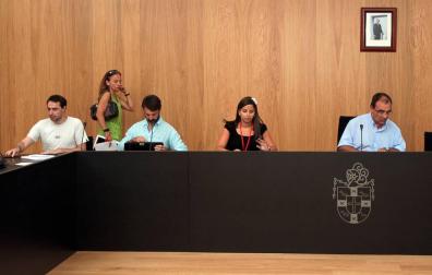 Tres de los investigados en el caso. De pie, Carolina Potaú. En el centro, Estefanía Clavero, y a la derecha, José A. Andía. También en la imagen, Javier Marquínez, actual edil de Navarra Suma.