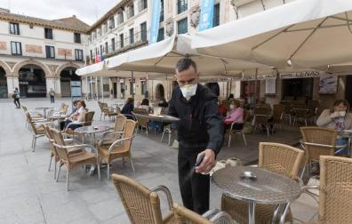 Rubén Torres desinfecta un velador del Quei Plaza.