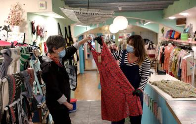 Uxue Ojer le muestra un vestido en Ruhna a Belén Lora.