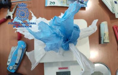Una de las papelinas intervenidas a la mujer.