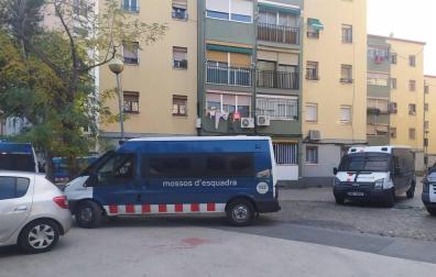 Mossos D'Esquadra, en una operación contra el tráfico de drogas y armas en Badalona.