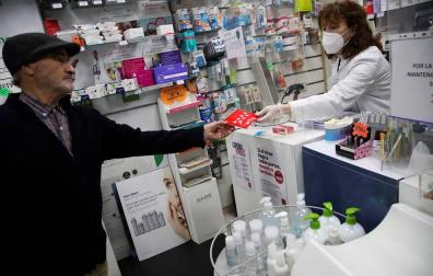 Sanidad estudia hacer obligatorio el uso de mascarillas en lugares públicos