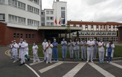 Sanitarios, en las puertas del CHN, homenajean a los médicos fallecidos por coronavirus.