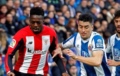 El delantero del Athletic de Bilbao Iñaki Williams, y el jugador del Espanyol Marc Roca pelean por un balón