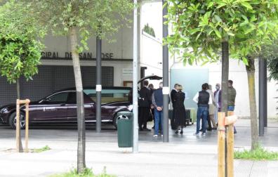 La llegada de un coche fúnebre al cementerio de Pamplona.