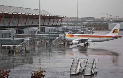 Se busca al dueño de un avión abandonado en el aeropuerto de Barajas