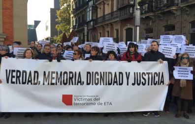 La concentración de Anvite, este sábado a las puertas del Parlamento de Navarra.