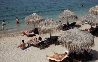 Los griegos estrenan las playas bajo una ola de calor y con distanciamiento