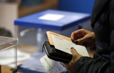 Una mujer espera su turno ante la urna para poder votar