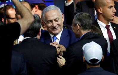 Netanyahu es felicitado por simpatizantes de su partido, el Likud.