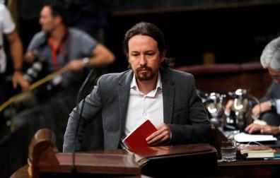 Pablo Iglesias se sube al estrado del Congreso de los Diputados.