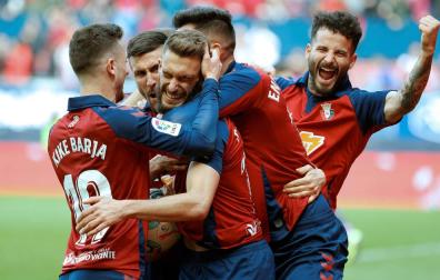 Los jugadores de Osasuna celebran el gol de Roberto Torres.