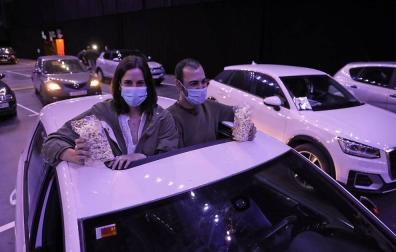 Fotografías de la primera sesión del autocine que se abrió este lunes en el Navarra Arena y que estuvo destinada especialmente a sanitarios.