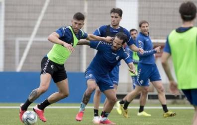 David García y Rubén García pelean por un balón en el entrenamiento de este lunes