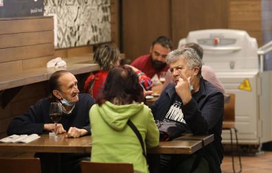 Apertura testimonial de los bares de Pamplona tras permitirse consumir dentro