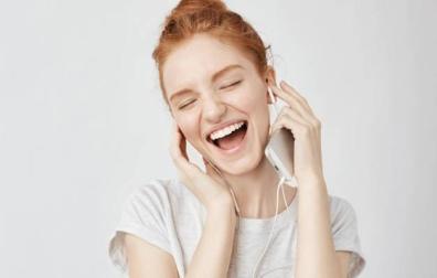 El cable de auriculares de Google que permite controlar la música con solo tocarlo