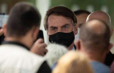 El presidente de Brasil, Jair Bolsonaro, con mascarilla
