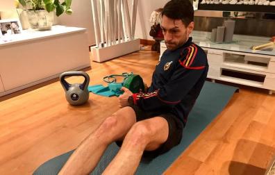 Como árbitro de Primera División, el navarro realiza ejercicios diarios para mantener la forma física.